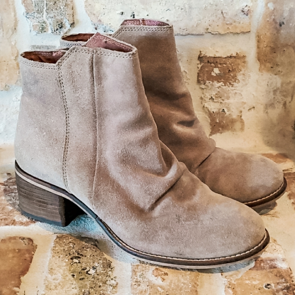 Seychelles Gray Suede Leather Zip Up Ankle Boots